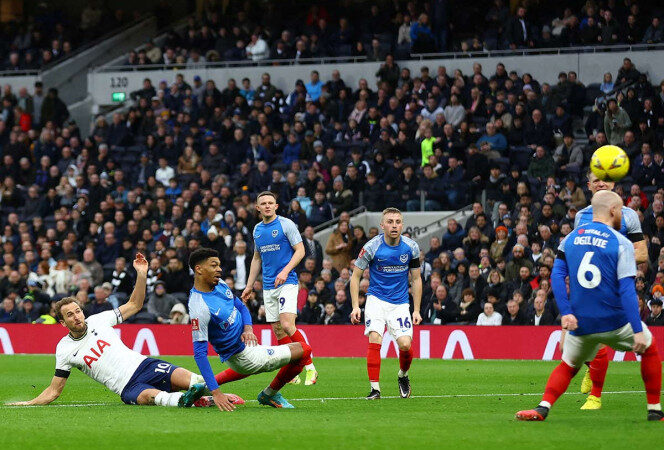 Tottenham y Leicester superan prueba en Copa; Kane, a un gol del récord