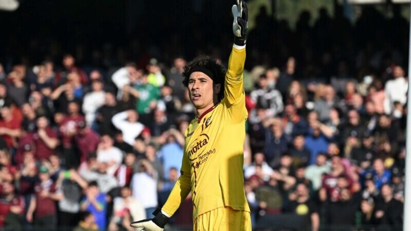 Ochoa está de regreso en el futbol europeo; debuta Salernitana