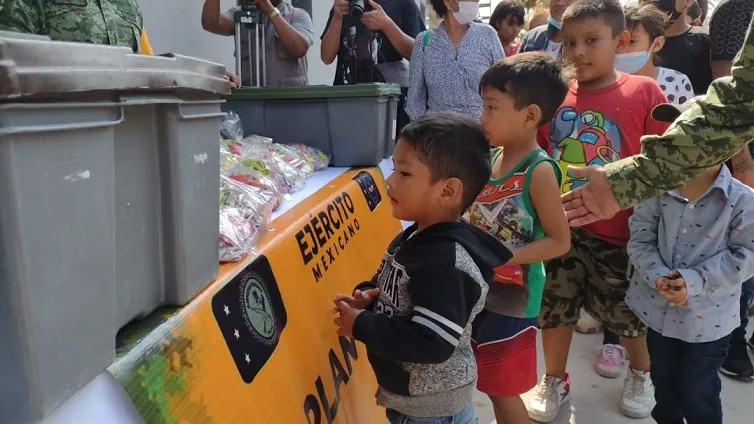 Reparte Ejercito dulces en bajos del Hospital Infantil de Veracruz