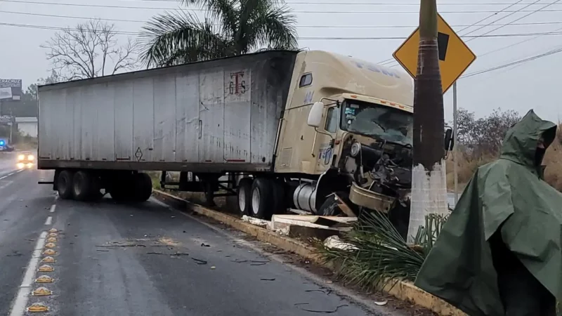 Tráiler se impacta en la carretera de El Lencero.