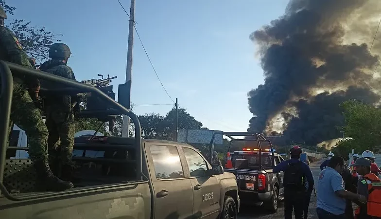Confirman tres muertos por incendio en Refinería de Minatitlán y dos más por explosión en Ixhuatlán del Sureste