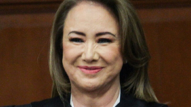 Caso Yasmín Esquivel: Jueza frena resolución de UNAM sobre plagio de tesis