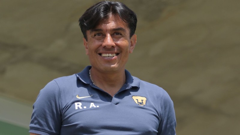 Tras salida de Puente, Raúl Alpízar toma el timón de Pumas