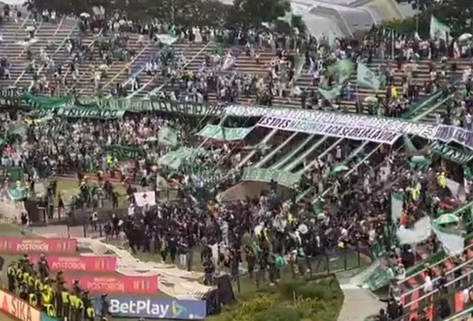 Caos en Colombia, barra de Atlético Nacional se enfrentó a policías
