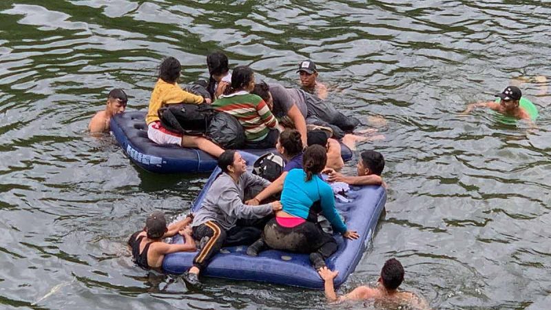 Así fue la desbandada de migrantes para cruzar el río Bravo