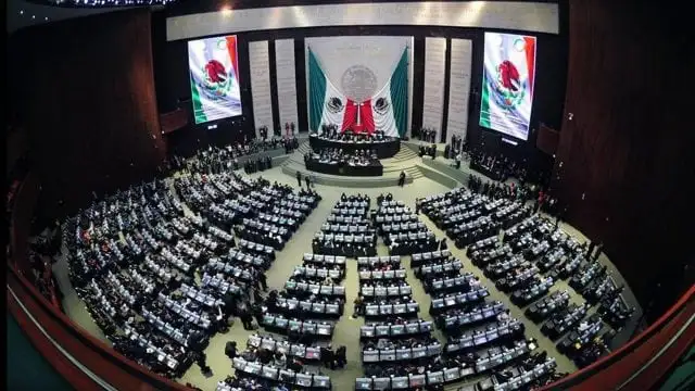 Diputadas de oposición toman la Tribuna Federal en protesta porque MORENA propone desaparecer recursos a centros de resguardo para mujeres