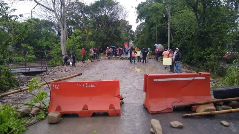 Bloquean carretera Misantla-Martínez de la Torre
