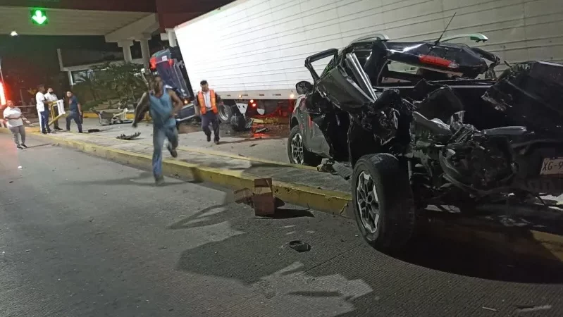 Un muerto y tres lesionados por choque de tráiler contra caseta en Cuitláhuac