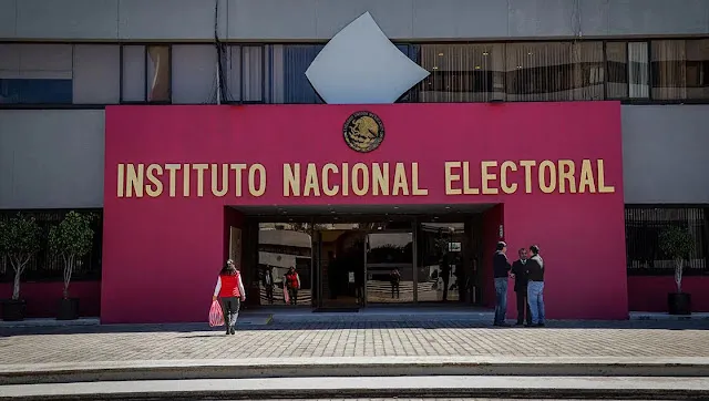 Ordena el INE a MORENA que los aspirantes dejen de promoverse