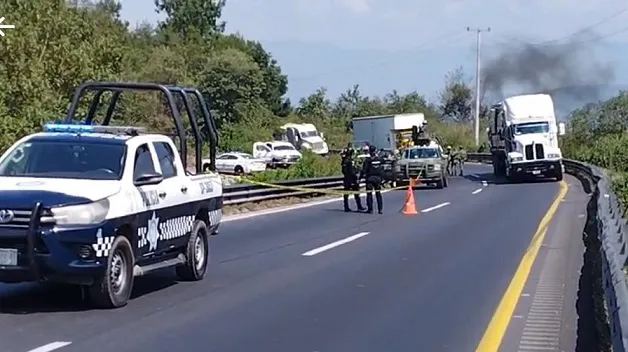 Abandonan cuerpos de 2 mujeres y un hombre sobre autopista tramo Orizaba-Puebla