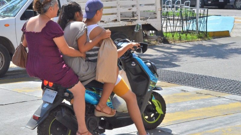 Gobierno municipal exhorta a conductores de motos al uso de casco