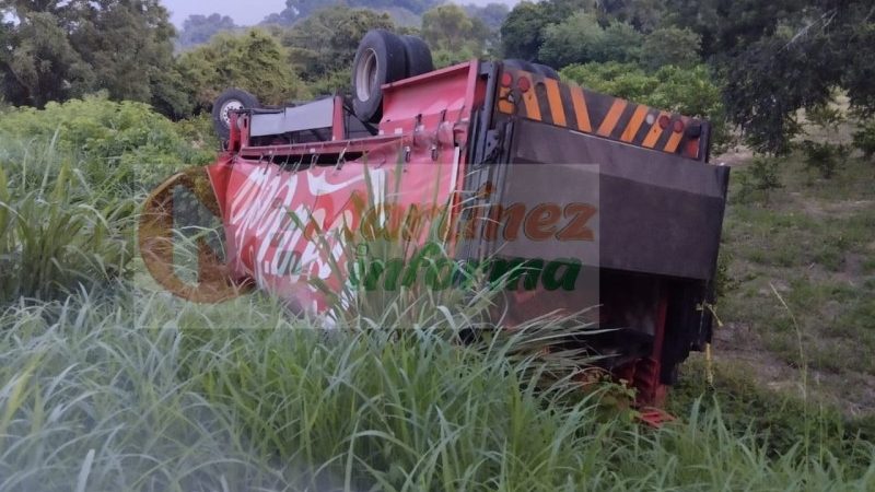 Vuelca camión refresquero