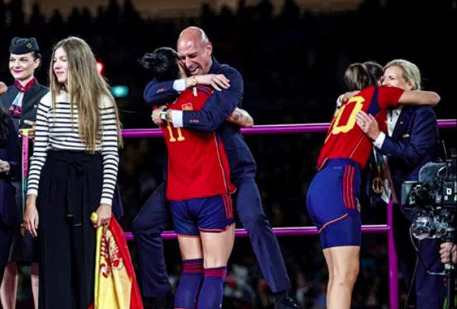 Jenni Hermoso denuncia a Luis Rubiales por el beso en la boca