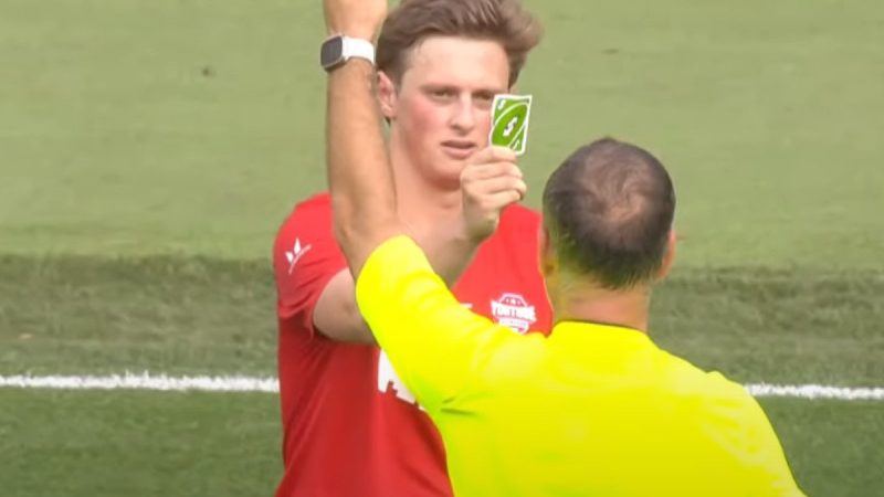 Jugador muestra carta de ‘UNO’ a árbitro, tras tarjeta amarilla por falta