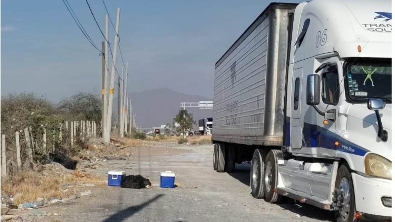 Abandonan dos hieleras con restos humanos en Nuevo León