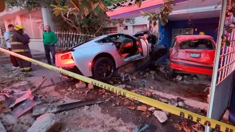 Así se ven 2 mdp destruidos, mujer estrella Corvette de su ‘ex’ por despecho