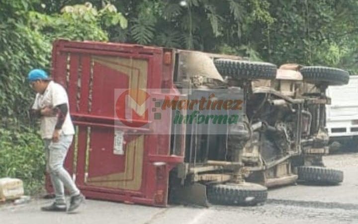 Camioneta se queda sin frenos y termina volcada en la curva “El Pezma”
