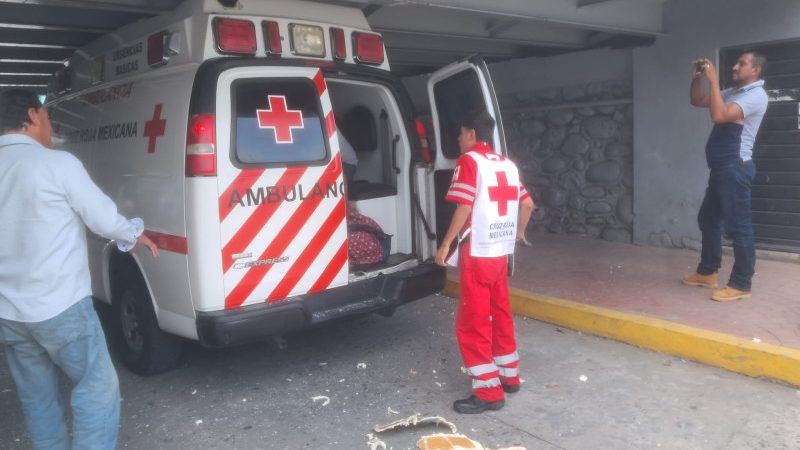 Atoró la ambulancia bajo el puente