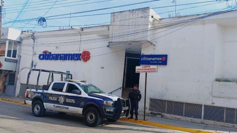 Policias municipales resguardan zonas bancarias en Tlapacoyan