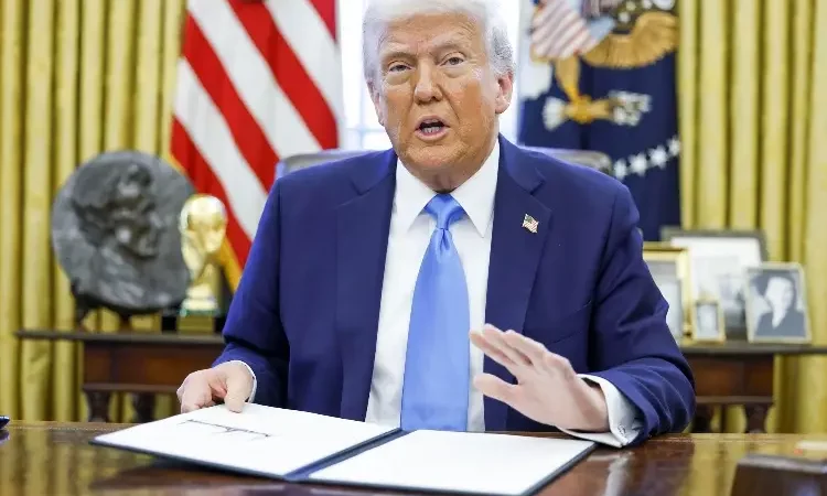 Trump coloca la Copa del Mundo en su Despacho Oval