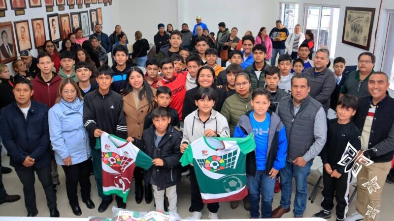 Atletas martinenses reciben uniformes oficiales