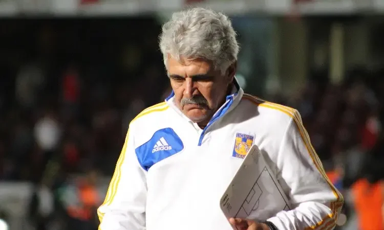 ‘Tuca’ Ferretti alza la mano para dirigir a Rayados