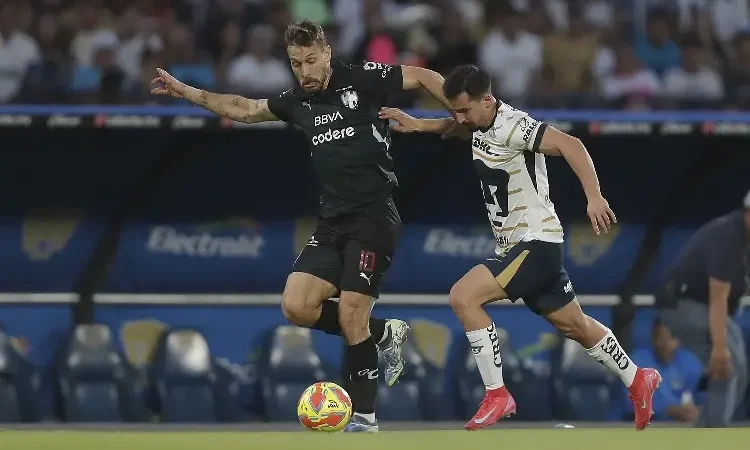 Sergio Canales se queja del pasto en la Liga MX
