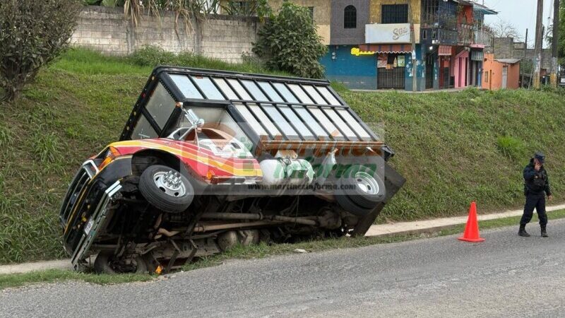 Camioneta se encuneta cerca del puente peatonal