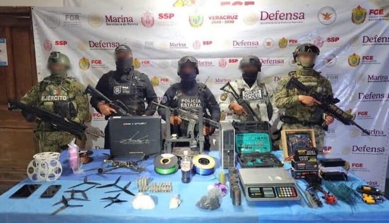 Material explosivo y objetos asegurados en operativo de cateo con fuerzas federales y estatales en Papantla