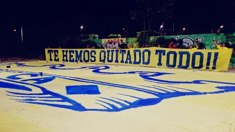 Te hemos quitado todo, dice la manta de América al Cruz Azul