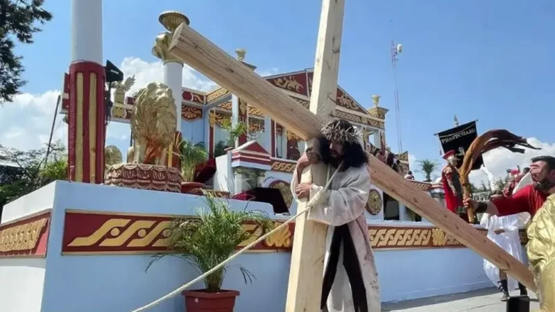 En Iztapalapa acuden 100 mil personas a la representación de la Pasión de Cristo