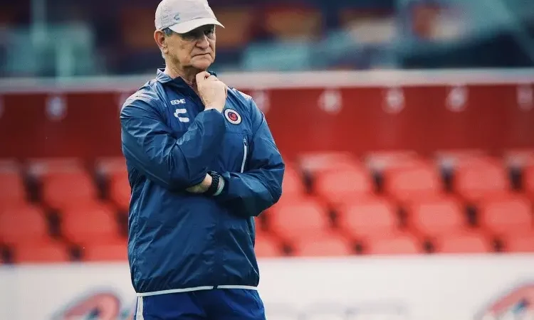 Ex DT del Tiburón sale del retiro para trabajar en una selección nacional