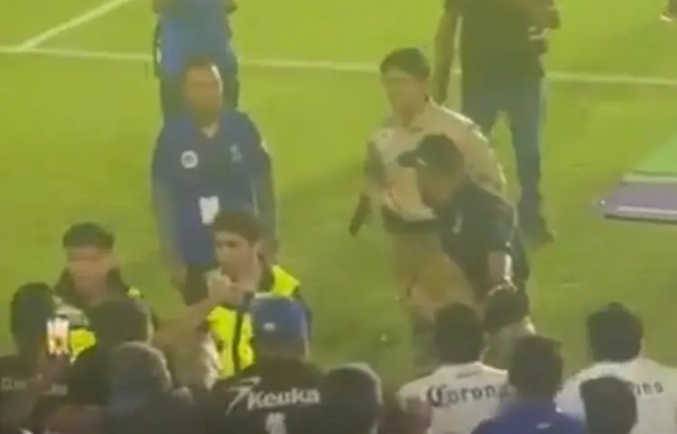 Guardia amenaza con una pistola a fans del Celaya y se desata una campal