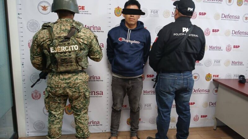 Elementos de la Defensa, en coordinación con personal de la Fiscalía General del Estado, llevan a cabo la aprehensión de una persona dedicada al robo de vehículos, en Orizaba, Ver.