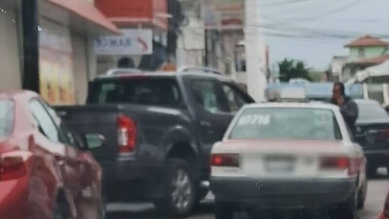 Regidor IV choca su camioneta