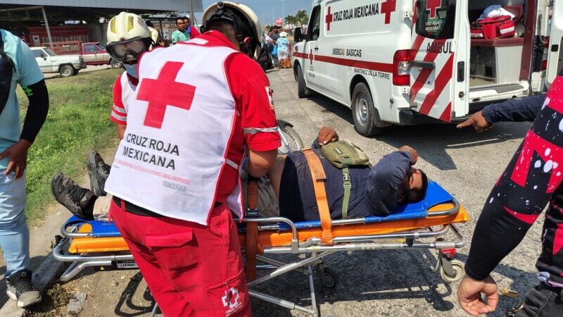 Moto tortillero choca contra camioneta