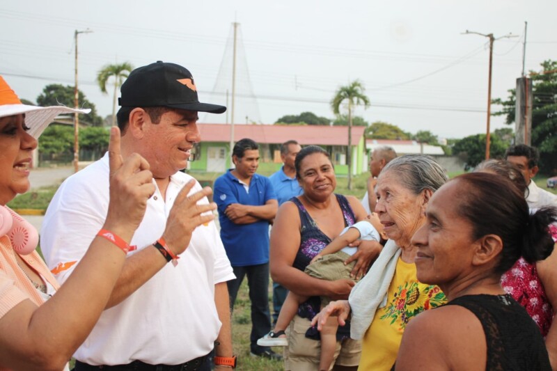 ¡Ángel Belli recorre La Colmena, de casa en casa con la Fuerza Naranja!