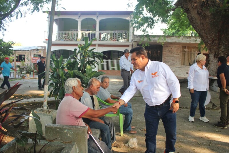 Ángel Belli de Movimiento Ciudadano recorre casa por casa en Paso Largo