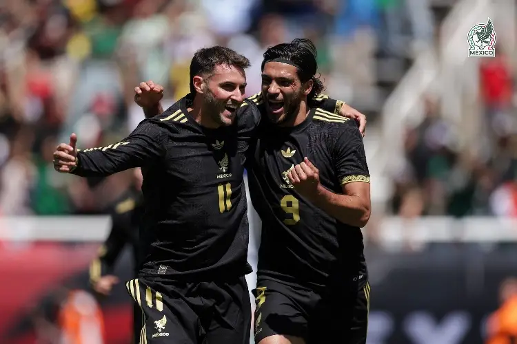 Javier Aguirre crítica a Santi Giménez y Raúl Jiménez, ‘Son bien weyes’