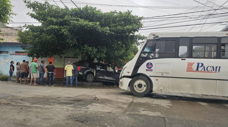Choca urbano contra camioneta