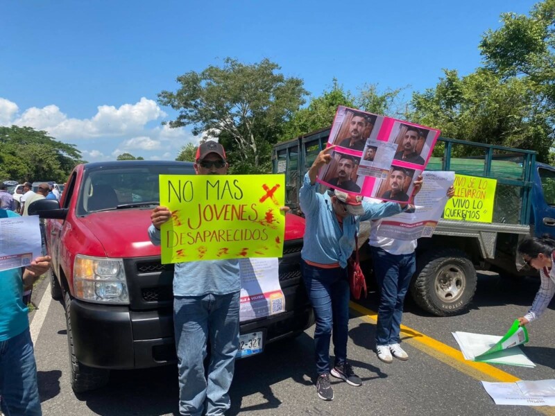 Bloquean la carretera federal 180