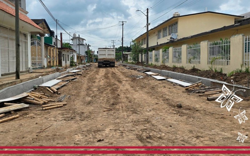 Pavimentación en la Col. Los Reyes beneficiará a estudiantes y vecinos