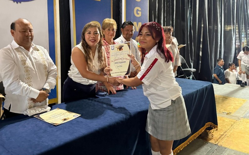 La diputada Liud Herrera, celebró con jóvenes graduados de su distrito
