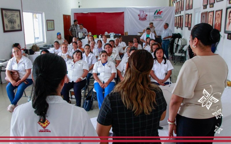 Ayuntamiento entrega apoyo económico e insumos de curación a auxiliares de salud
