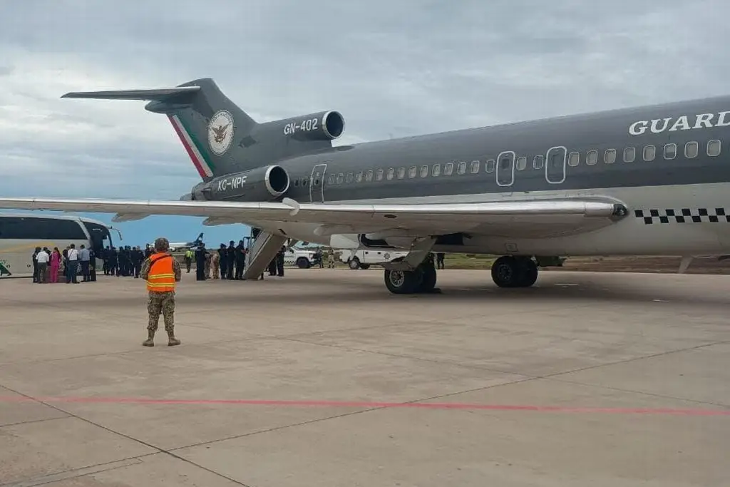 Trasladan por avión a 80 reos de Sinaloa a un penal de Veracruz