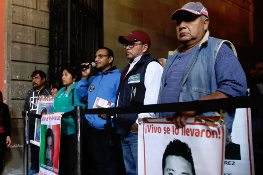 Padres de los 43 de Ayotzinapa salen decepcionados de reunión con Sheinbaum
