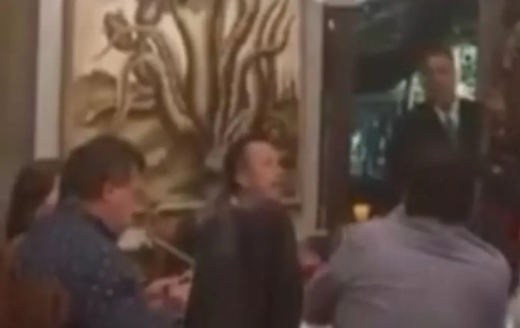 Exhiben a Cuitláhuac García, ex gobernador de Veracruz en restaurante de lujo en CDMX