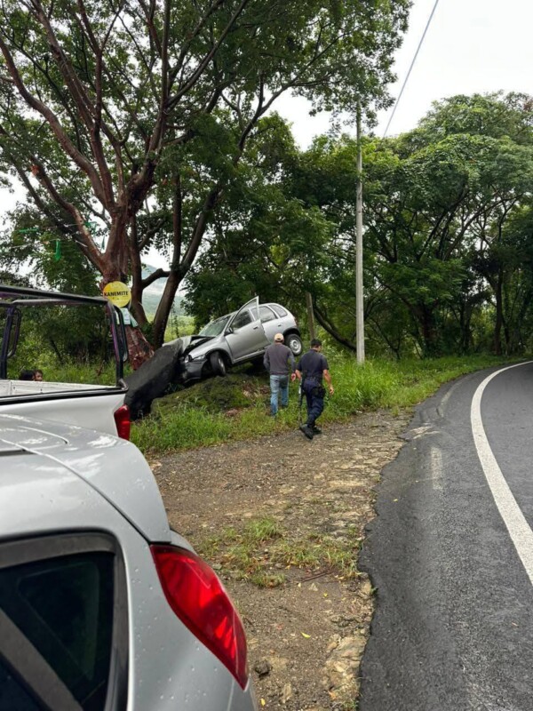 Vehículo casi cae a un barranco en la curva del Zapote, sobre la carretera Martínez de la Torre – Misantla