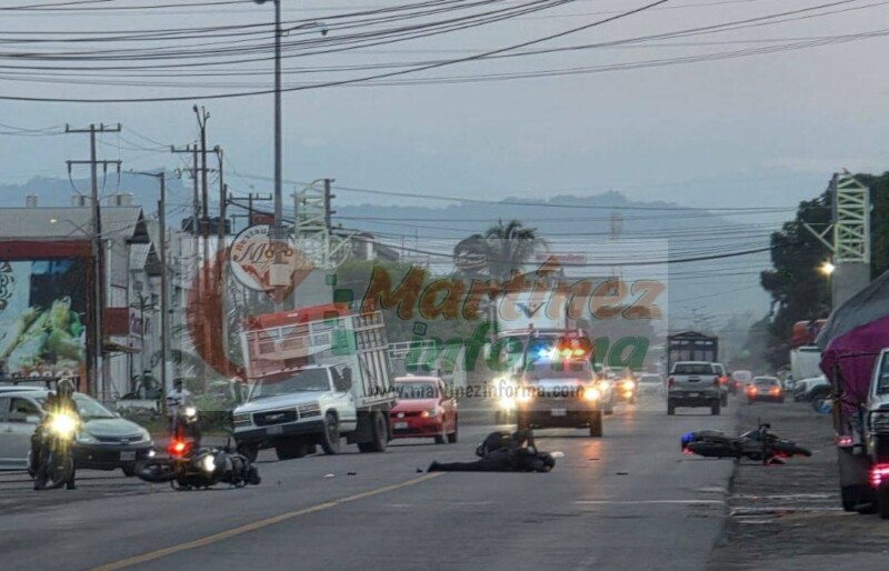 Moto patrulleros chocan y derrapan en la carretera