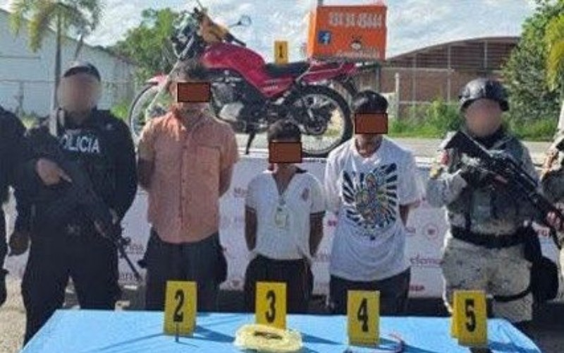 Tres personas detenidas, motocicleta y objetos asegurados en operativo de cateo con fuerzas federales y estatales en Martínez de la Torre